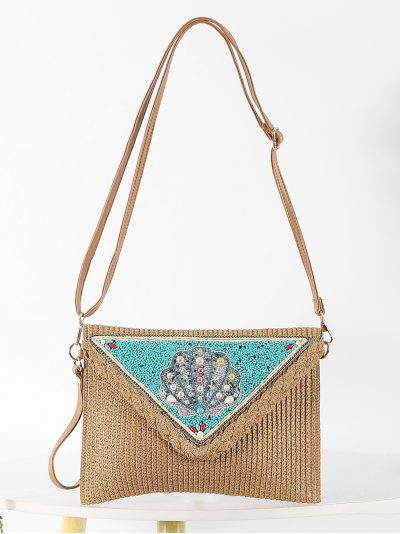 Bolso bandolera tipo sobre de rafia con cuentas marinas