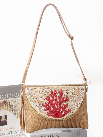 Bolso bandolera tipo sobre de rafia con cuentas marinas