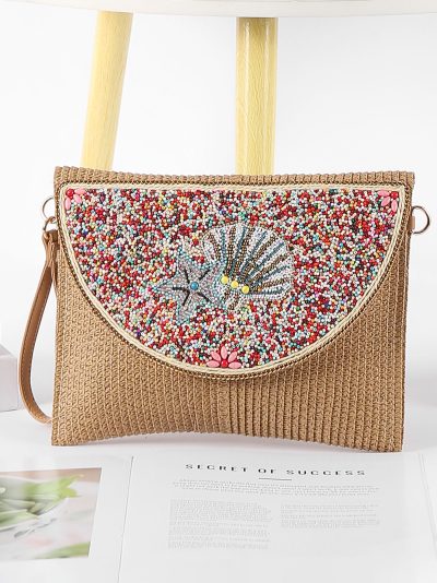 Bolso bandolera tipo sobre de rafia con cuentas marinas