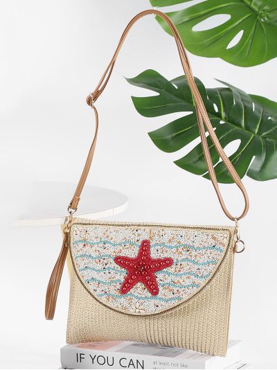 Bolso bandolera tipo sobre de rafia con cuentas marinas