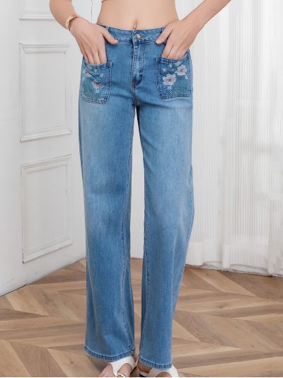 Jeans wide leg con bolsillos bordados
