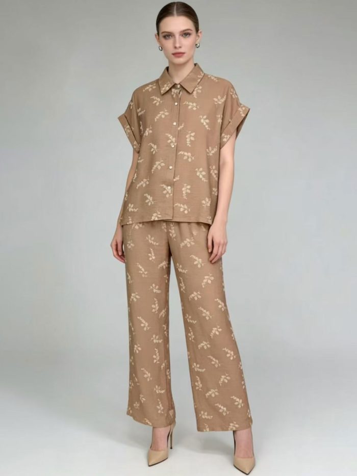 Conjunto estampado de hojas: camisa y pantalón