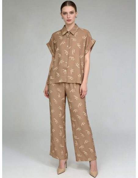 Conjunto estampado de hojas: camisa y pantalón