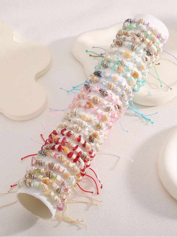 Set mit 24 verstellbaren Muschel-Armbändern in Naturoptik mit Display