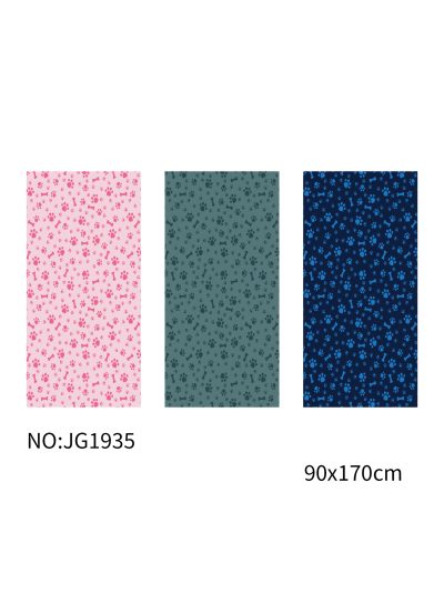 Toalla de playa con estampado de huellas y huesos 2