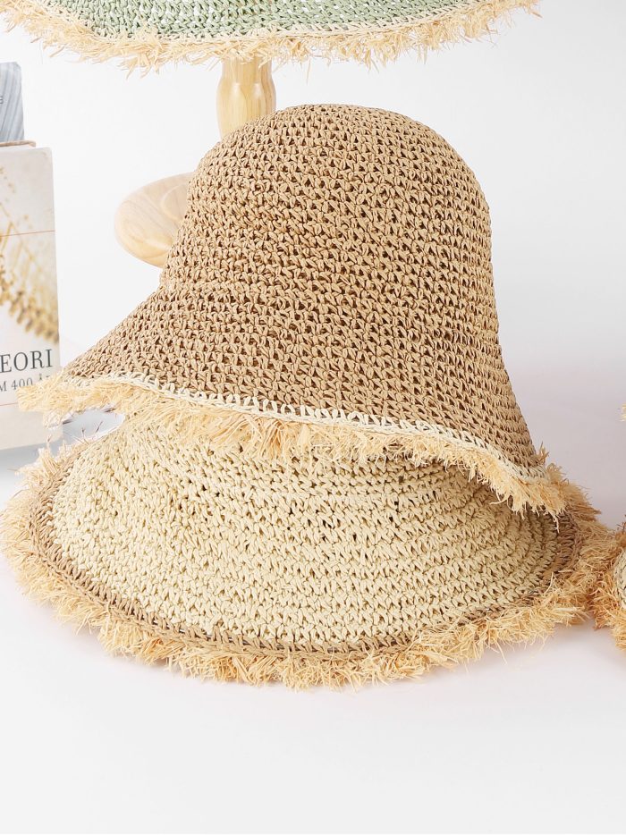 Cappello in rafia all'uncinetto con bordo sfrangiato