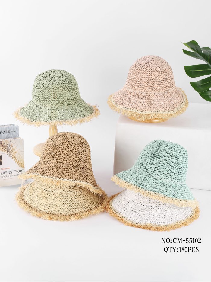 Cappello in rafia all'uncinetto con bordo sfrangiato