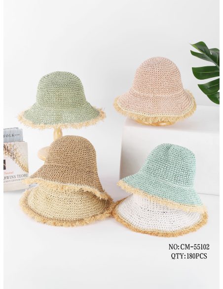 Cappello in rafia all'uncinetto con bordo sfrangiato