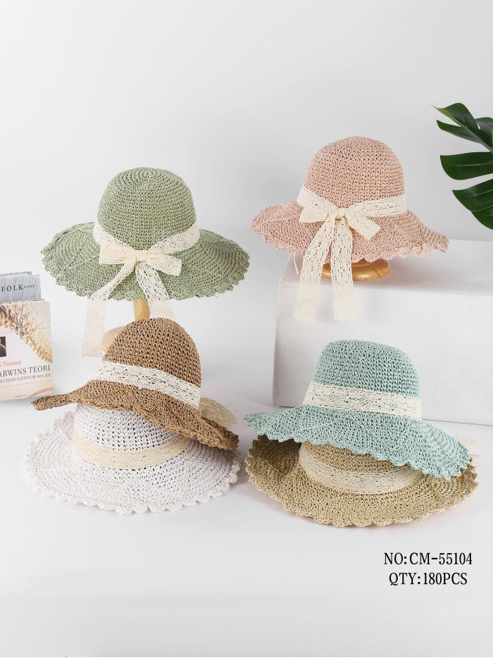 Cappello in rafia all'uncinetto con nastro in pizzo