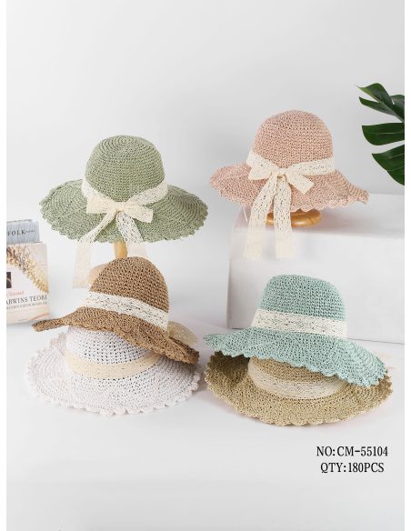 Cappello in rafia all'uncinetto con nastro in pizzo