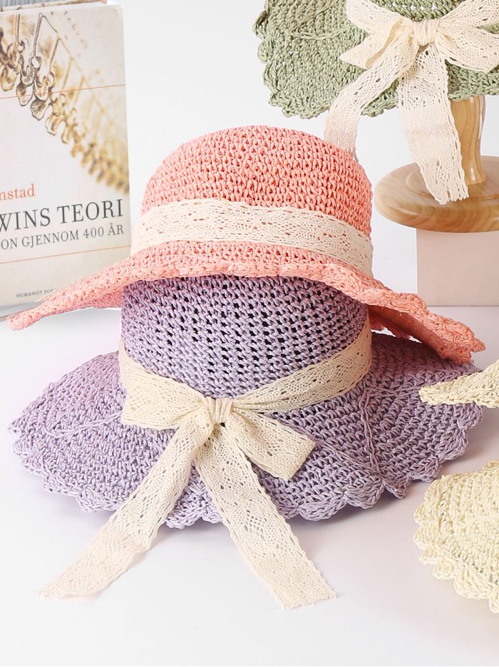 Cappello in rafia con nastro in pizzo