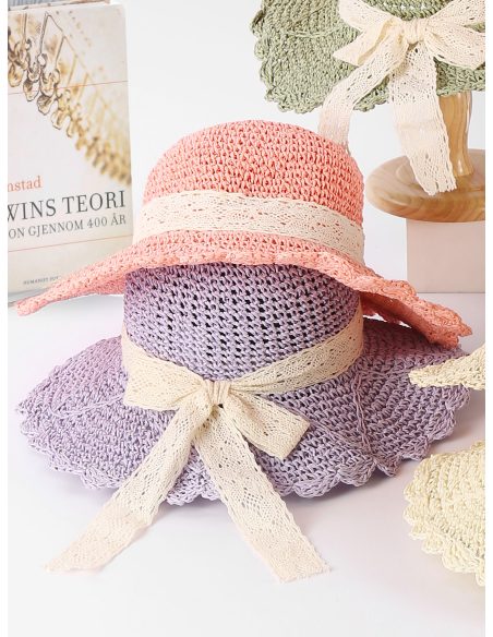 Cappello in rafia con nastro in pizzo