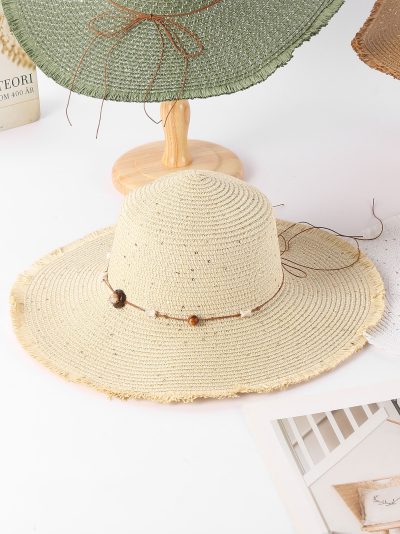 Sombrero de ala ancha con borde desflecado y cuentas