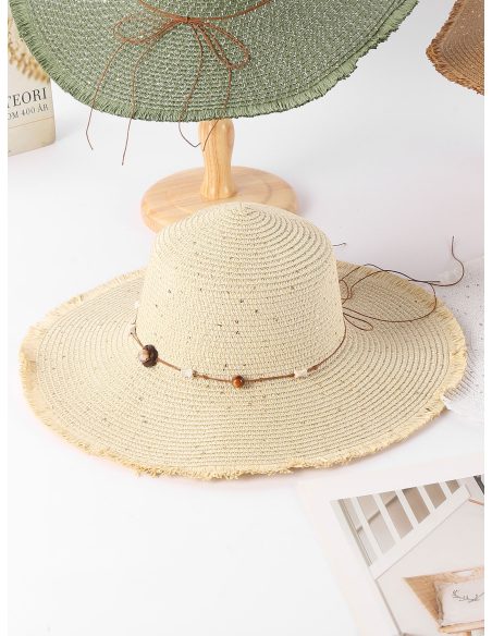 Sombrero de ala ancha con borde desflecado y cuentas