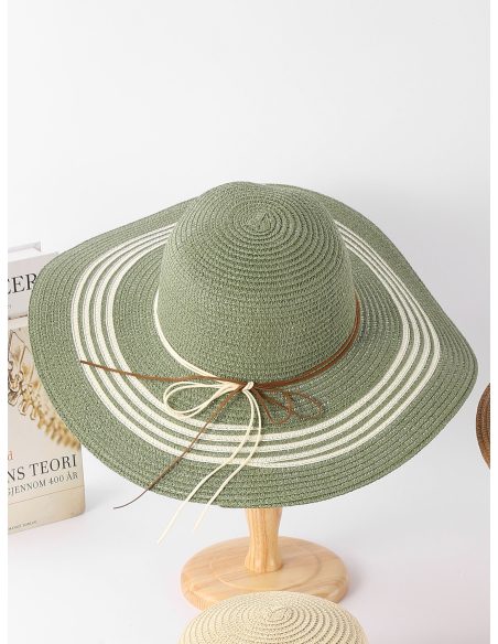Breitkrempiger Basthut mit Streifen und Kordel