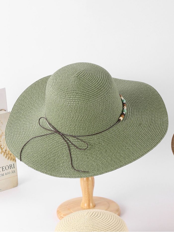 Cappello in rafia a tesa larga con perline multicolori