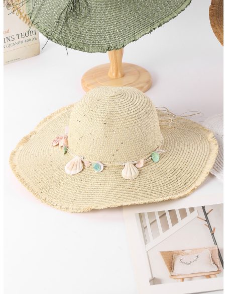 Sombrero de rafia con borde desflecado y colgantes de conchas