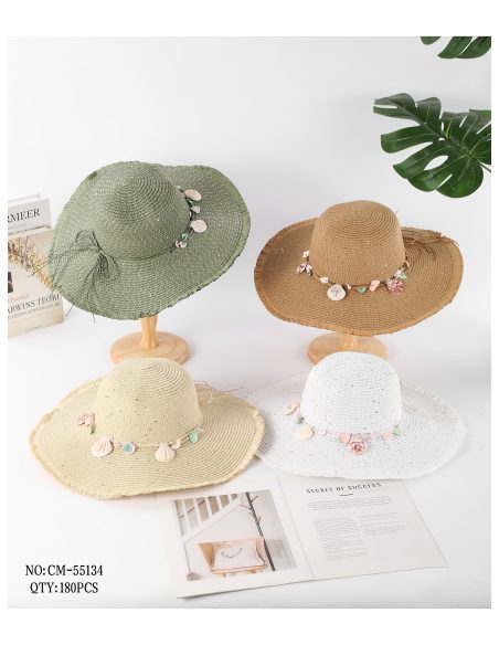 Sombrero de rafia con borde desflecado y colgantes de conchas