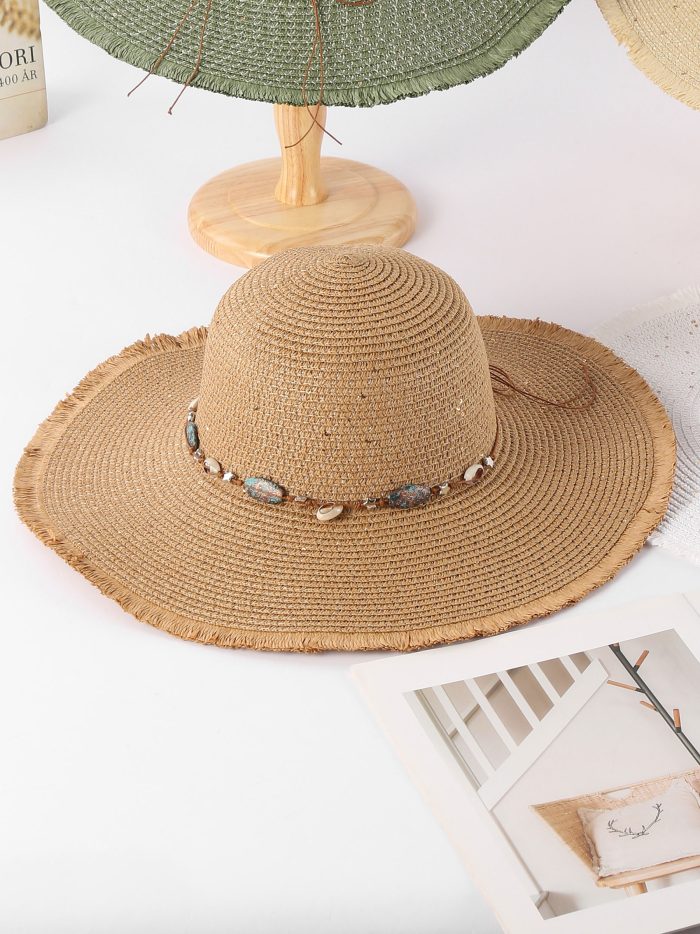Sombrero de rafia con borde desflecado y abalorios