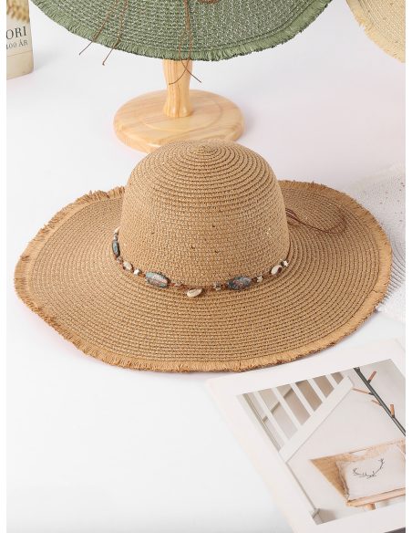 Sombrero de rafia con borde desflecado y abalorios