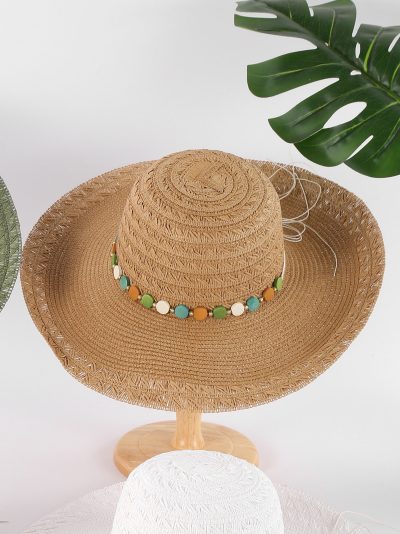 Sombrero de rafia con cordón y cuentas