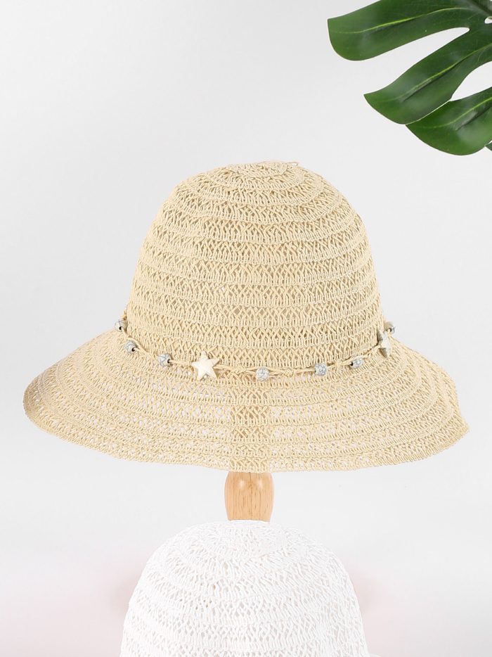 Sombrero de rafia calado con cordón y abalorios de estrellas