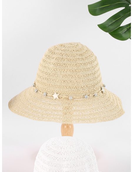 Sombrero de rafia calado con cordón y abalorios de estrellas