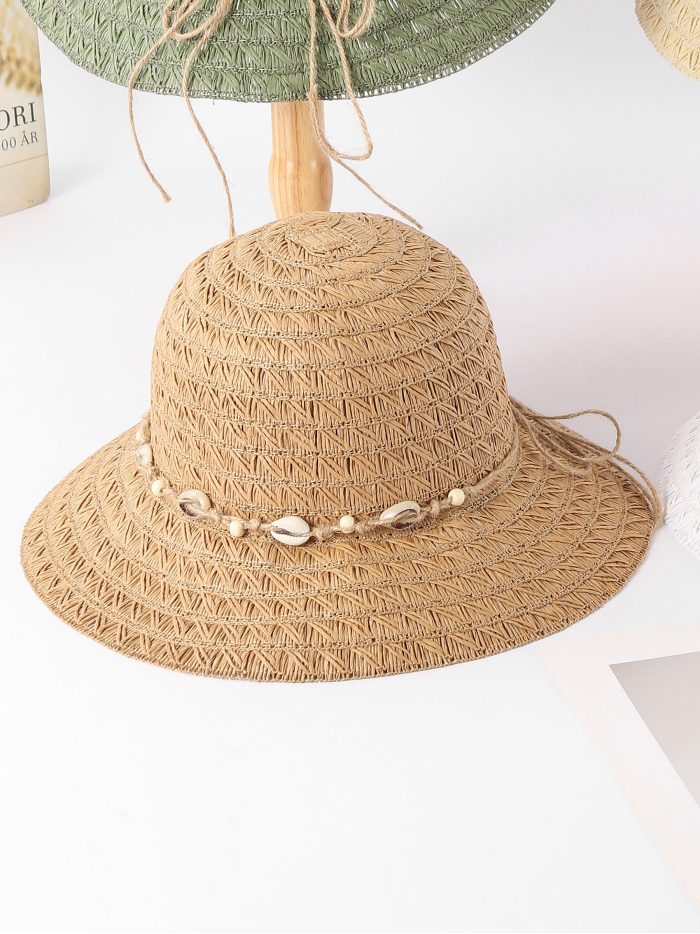 Sombrero de rafia con textura geométrica y banda de conchas