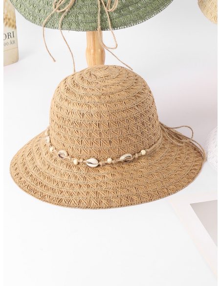 Sombrero de rafia con textura geométrica y banda de conchas