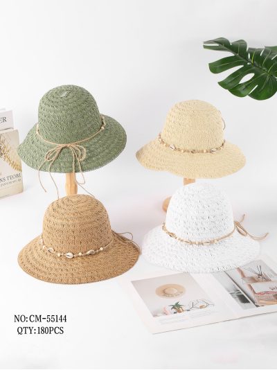 Sombrero de rafia con textura geométrica y banda de conchas 2