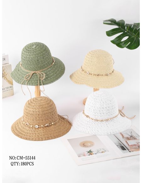 Sombrero de rafia con textura geométrica y banda de conchas