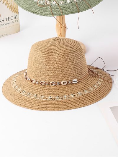 Sombrero de rafia con ala calada y banda de conchas