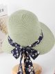 Sombrero de rafia tipo cloche con cinta floral y lazo