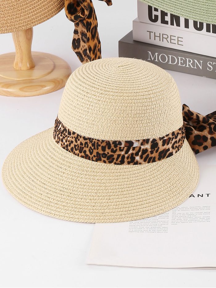 Sombrero de rafia tipo cloche con cinta animal print leopardo