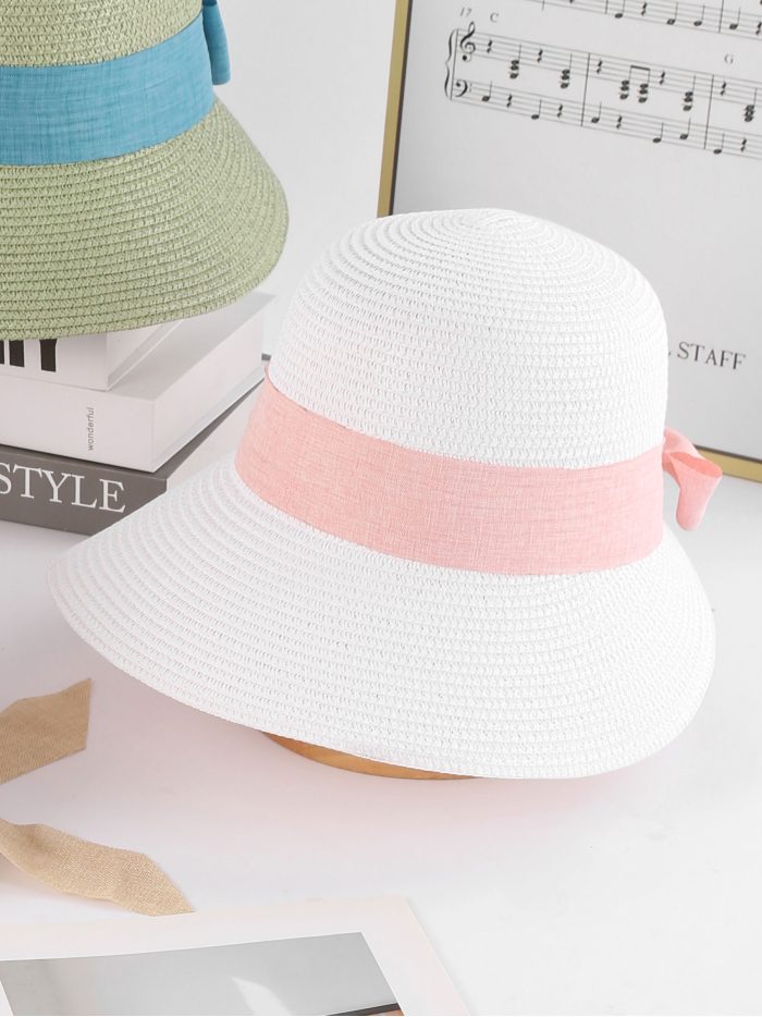 Sombrero de rafia tipo cloche con cinta lisa y lazo