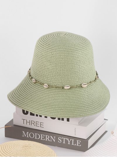 Sombrero de rafia tipo cloche con banda de conchas