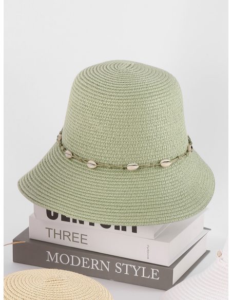 Sombrero de rafia tipo cloche con banda de conchas