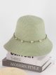 Sombrero de rafia tipo cloche con banda de conchas