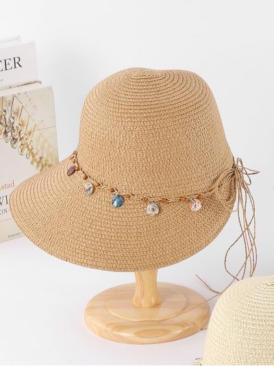 Sombrero de rafia tipo cloche con colgantes de cuentas de colores