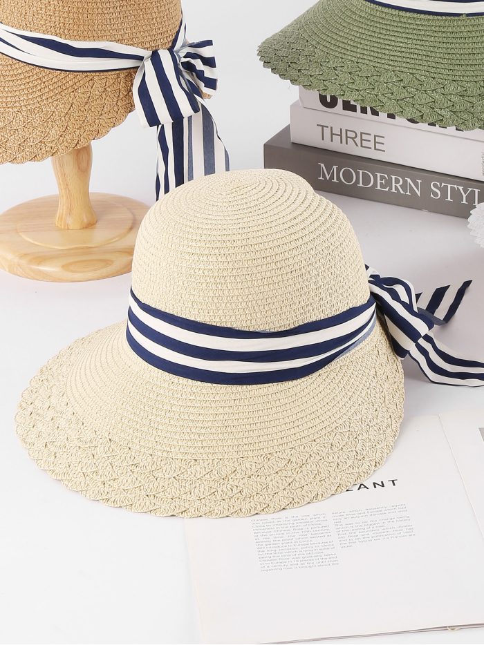 Cappello a cloche in rafia con nastro da marinaio a righe