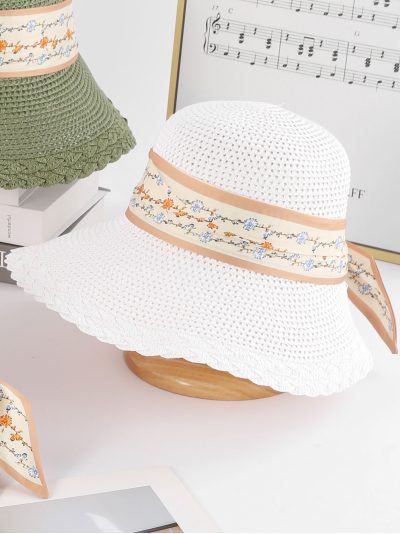 Sombrero de rafia tipo cloche con cinta floral y lazo