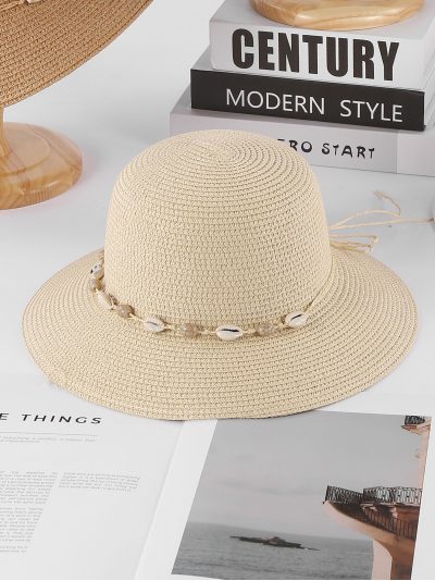 Sombrero de rafia tipo cloche con banda de conchas