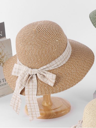 Sombrero de rafia lentejuelas tipo cloche con cinta de cuadros y lazo