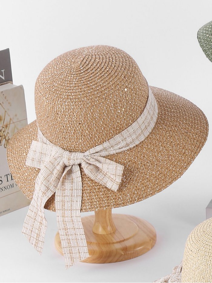 Sombrero de rafia lentejuelas tipo cloche con cinta de cuadros y lazo
