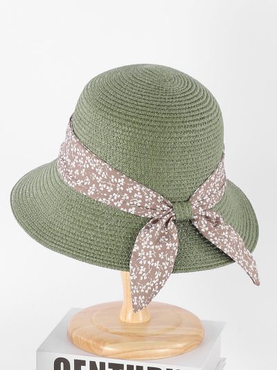 Sombrero de rafia tipo cloche con cinta estampada de flores y lazo