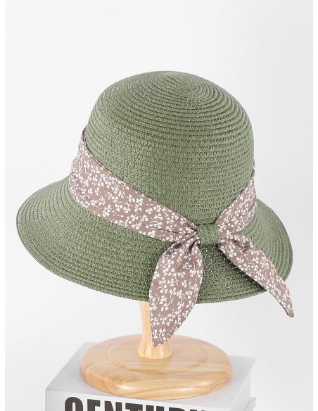 Sombrero de rafia tipo cloche con cinta estampada de flores y lazo