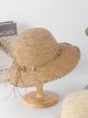 Sombrero de rafia tipo cloche con cordón y detalles metálicos