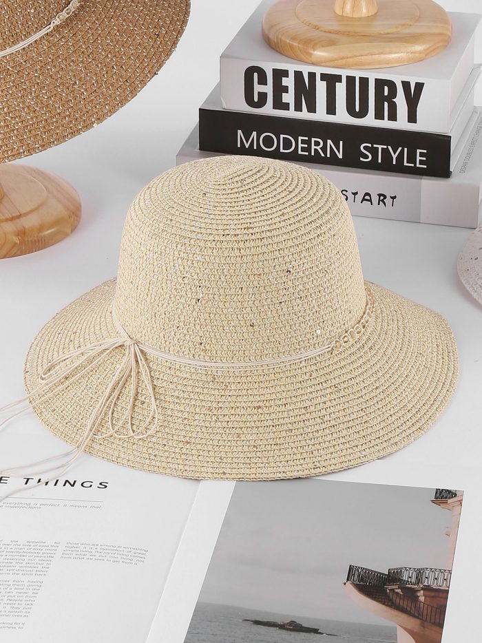 Sombrero de rafia tipo cloche con lentejuelas y cordón