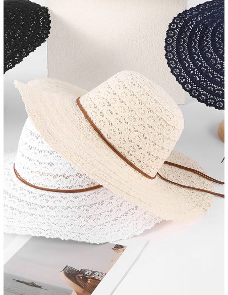 Chapéu de ráfia vazado com aba larga e cordão ajustável.