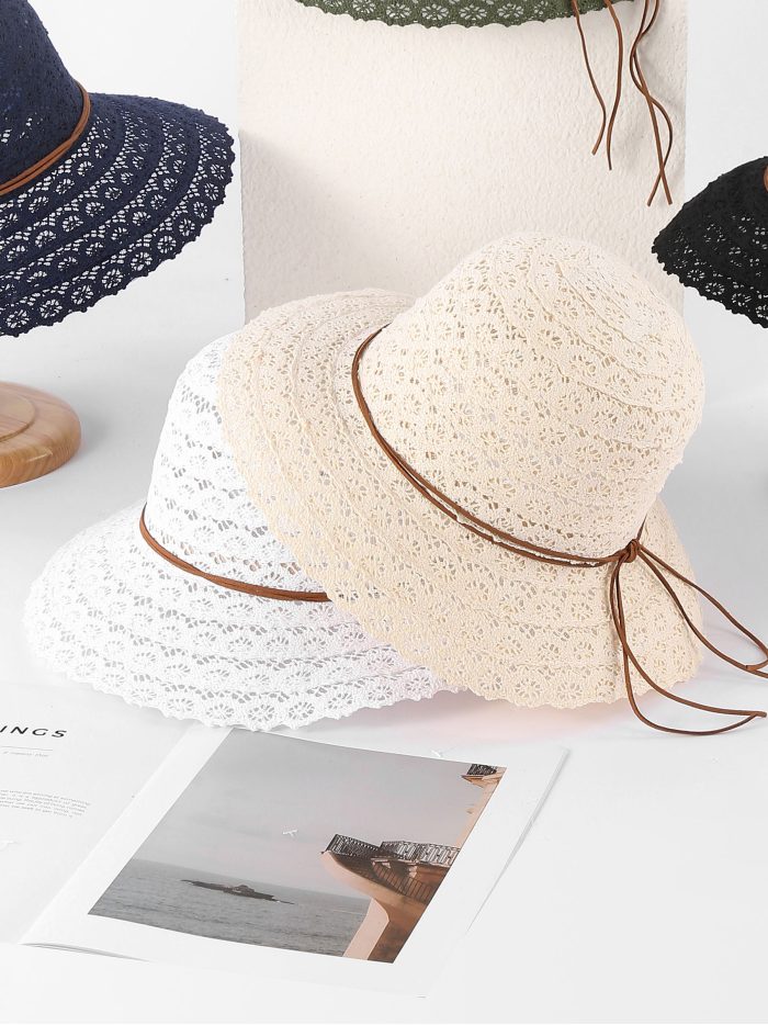 Durchbrochener Basthut mit gewellter Krempe und Kordel